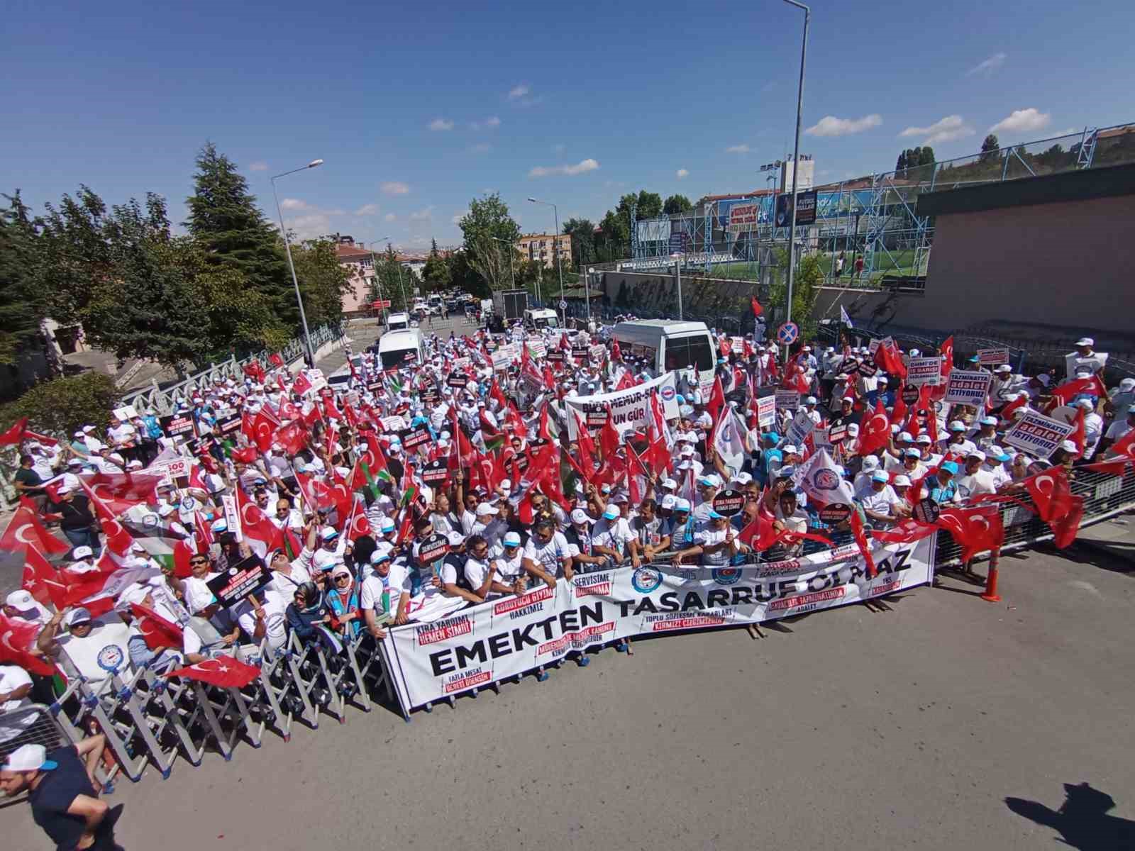 Memur-Sen Konfederasyonu’na bağlı sendikalar Bolu’dan başlattıkları yürüyüşü Ankara’da sonlandırdı