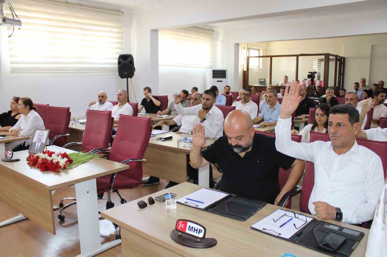 Belediye meclisinden Bolyurt’a karanfilli veda