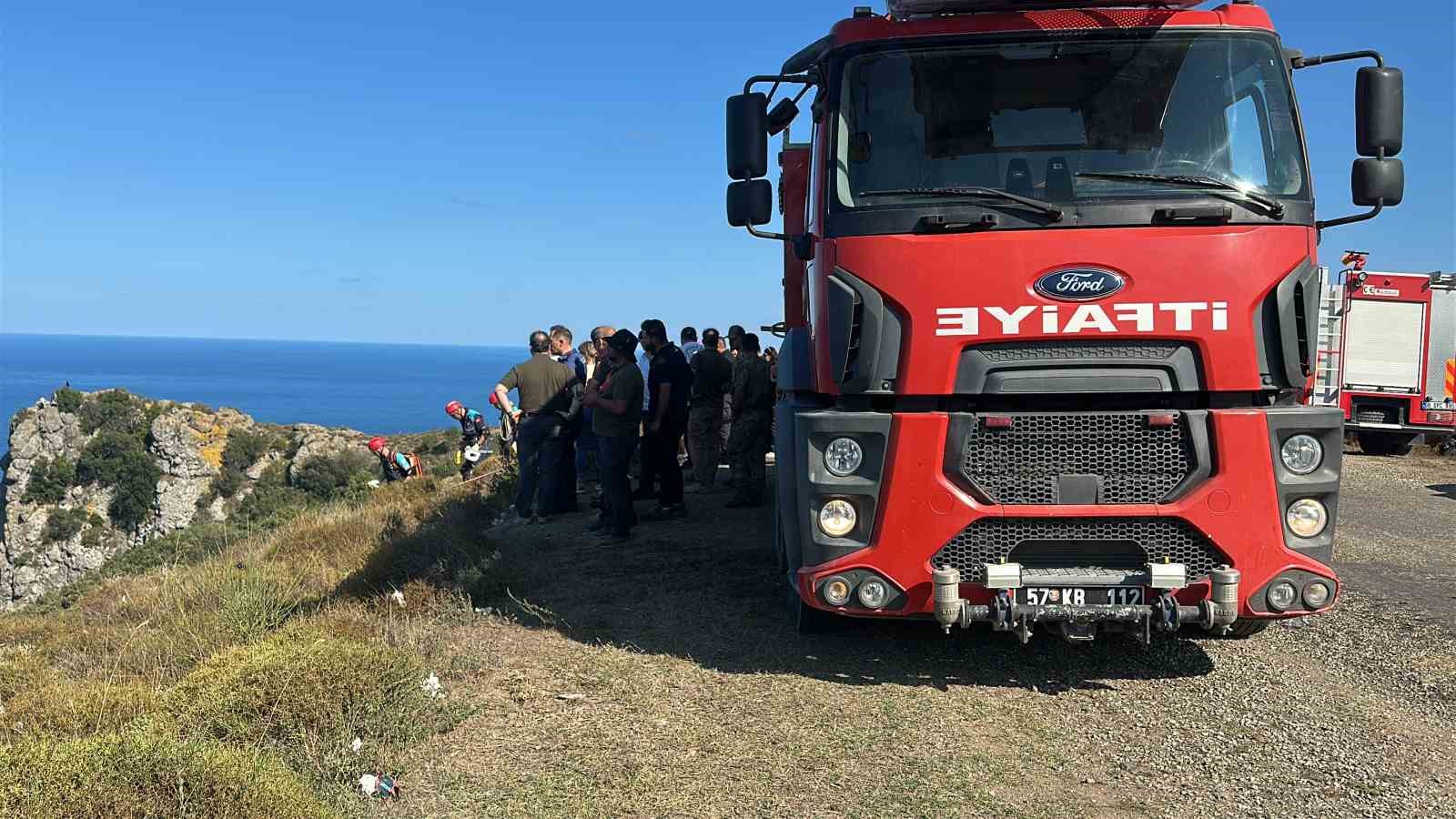 Sinop’ta yangına müdahale eden itfaiye personeli uçurumdan düştü