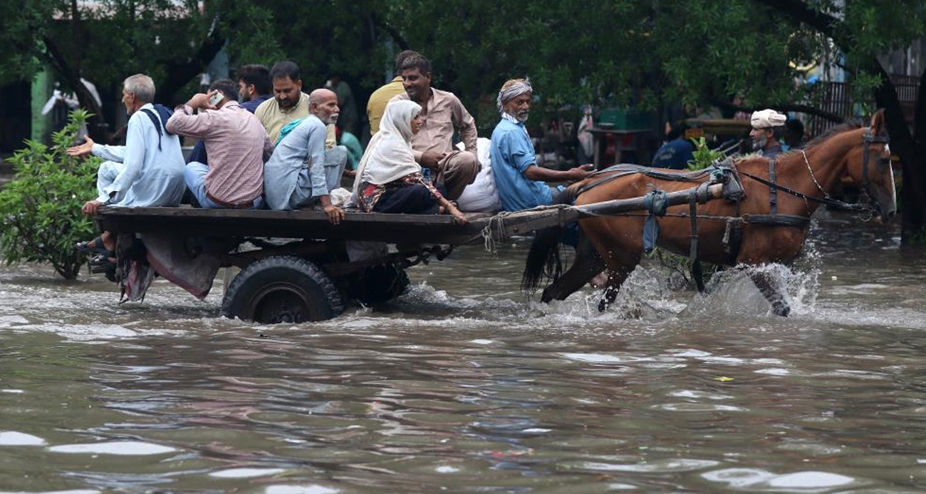 Pakistan'ın Lahor şehrinde 44 yılın yağış rekoru: 6 ölü