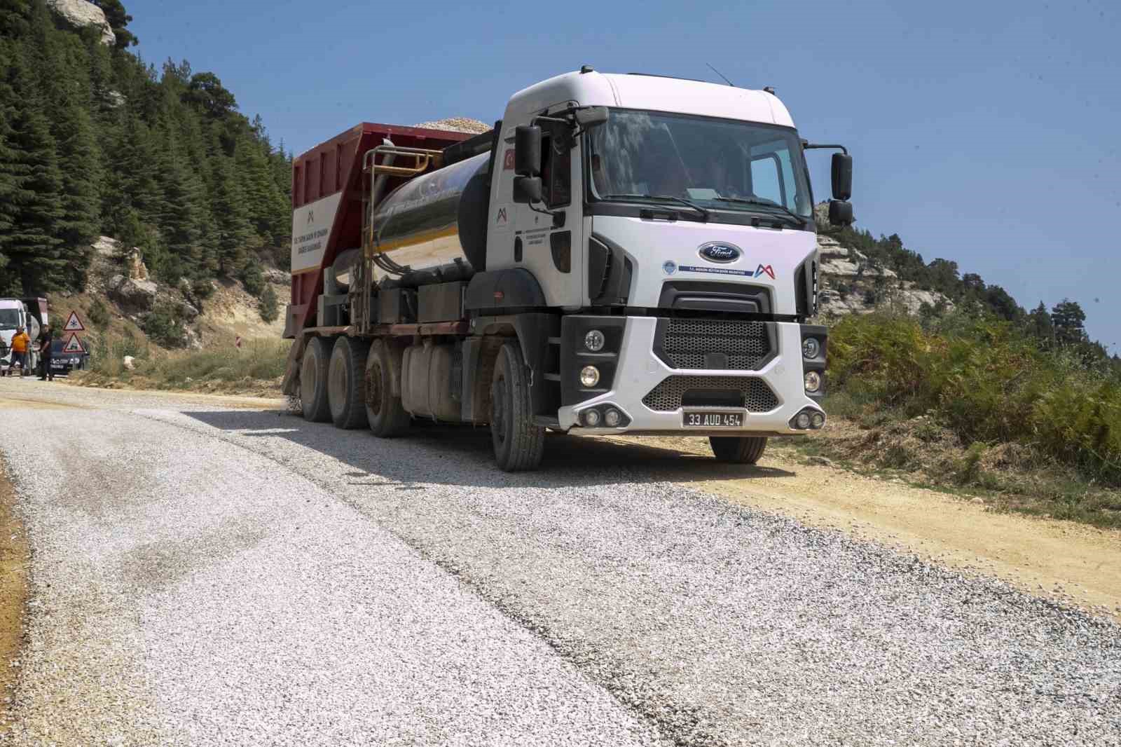 Erdemli’de İçmeler mevkinin yolu yapıldı