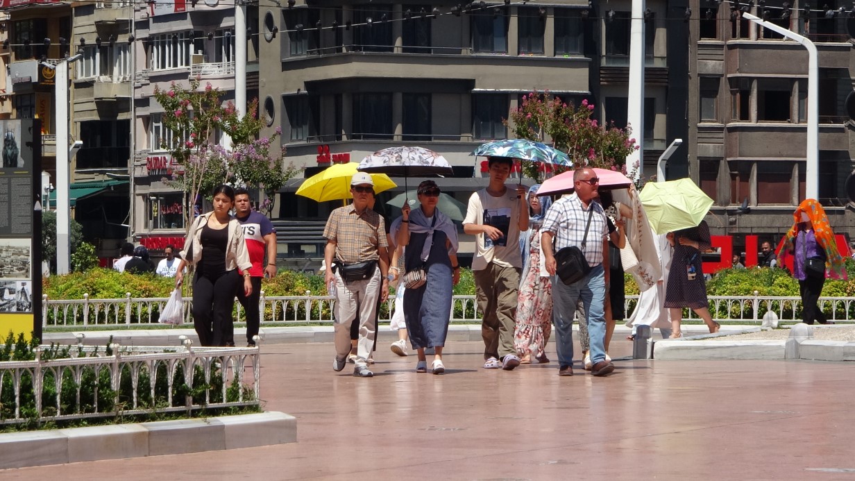 Taksim’de yerli ve yabancı turistlerin sıcak ile imtihanı