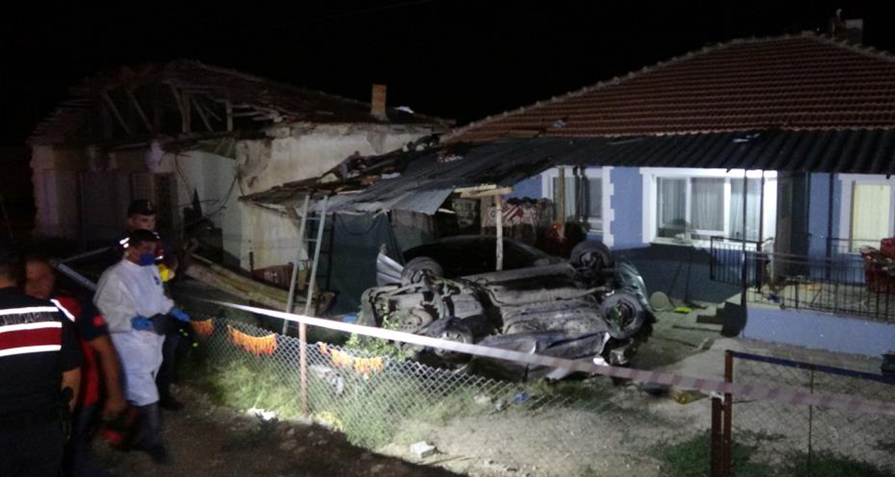 Kontrolden çıkan hafif ticari araç bahçeye daldı, arabadan çatıya fırlayan genç adam hayatını kaybetti