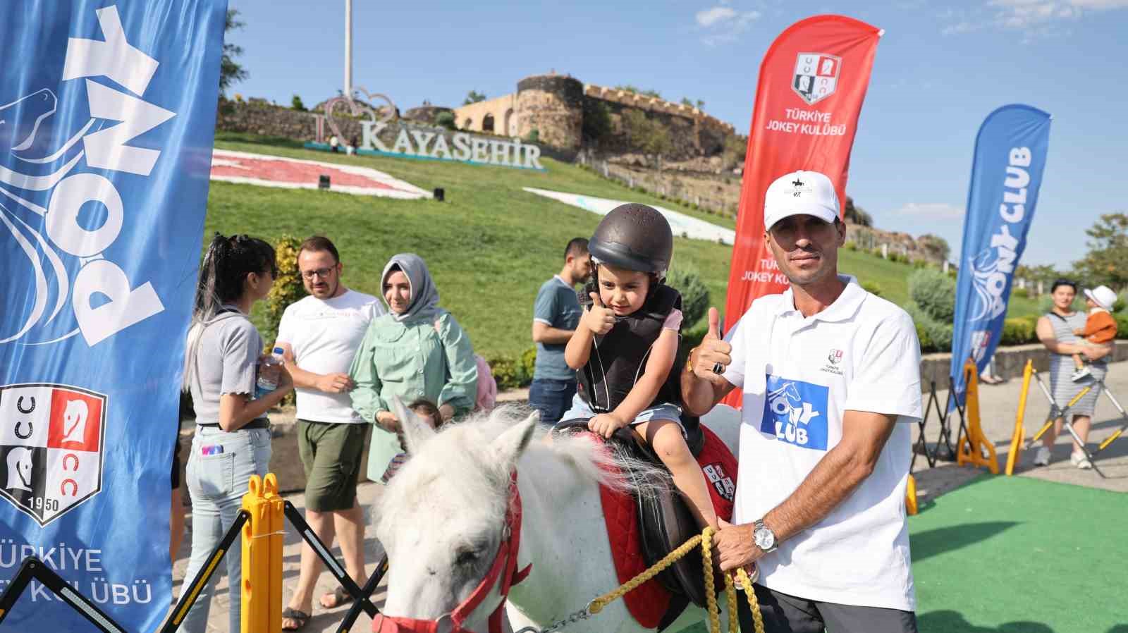 Çocuklar kayaşehir’de  ‘pony’ atlarına bindi