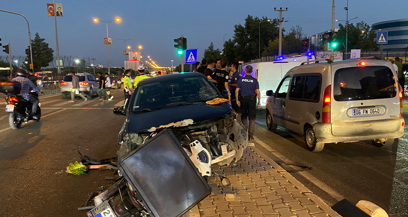Diyarbakır’da alkollü sürücü, yayalara ve motosiklete çarptı: 5 yaralı