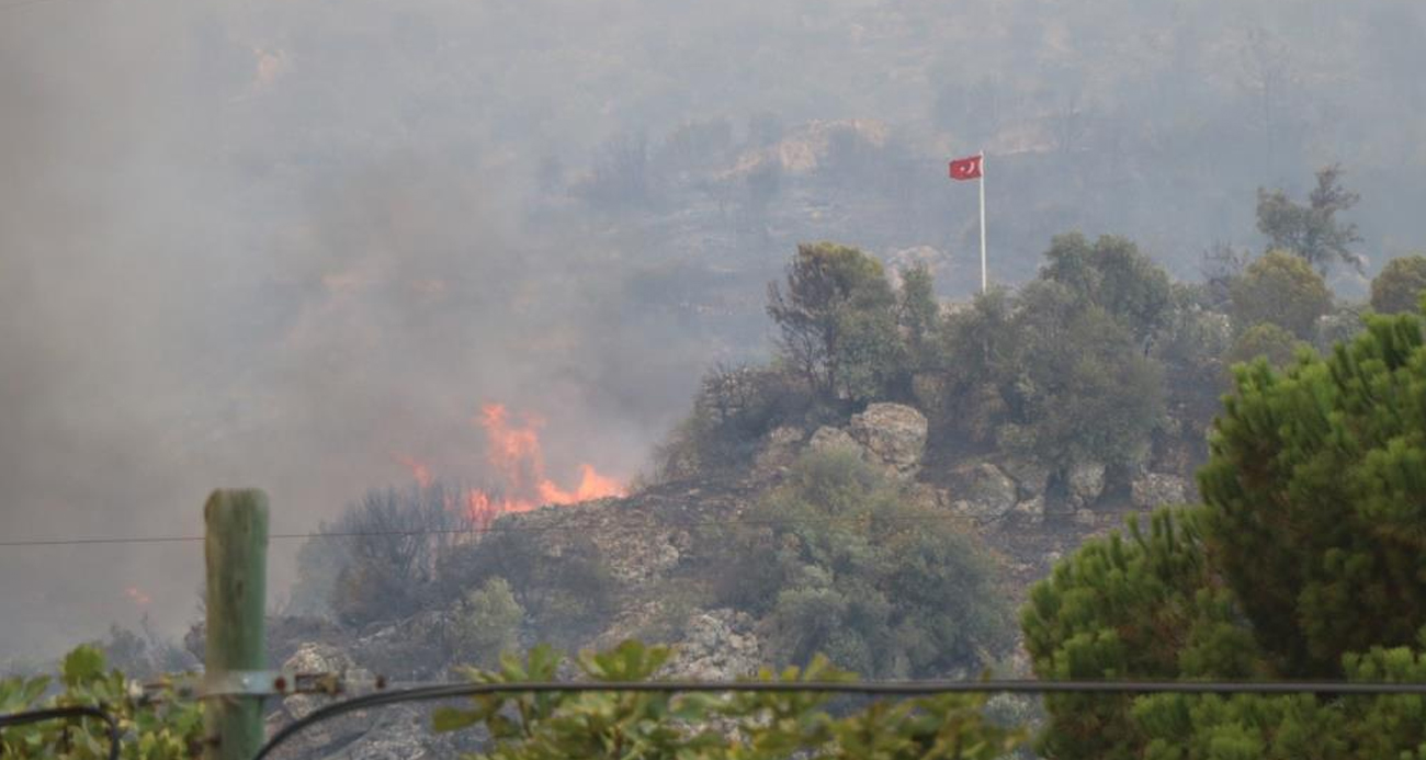 Dağ taş yandı, Türk bayrağı alevlerden korundu