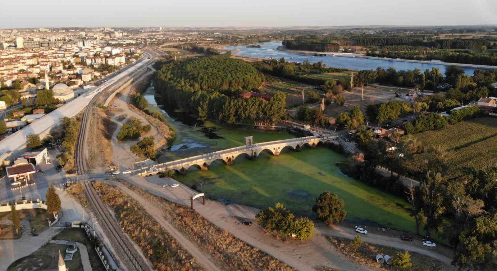 Tunca Nehri’nde kuraklık alarmı: Yolda çökmeler oluştu