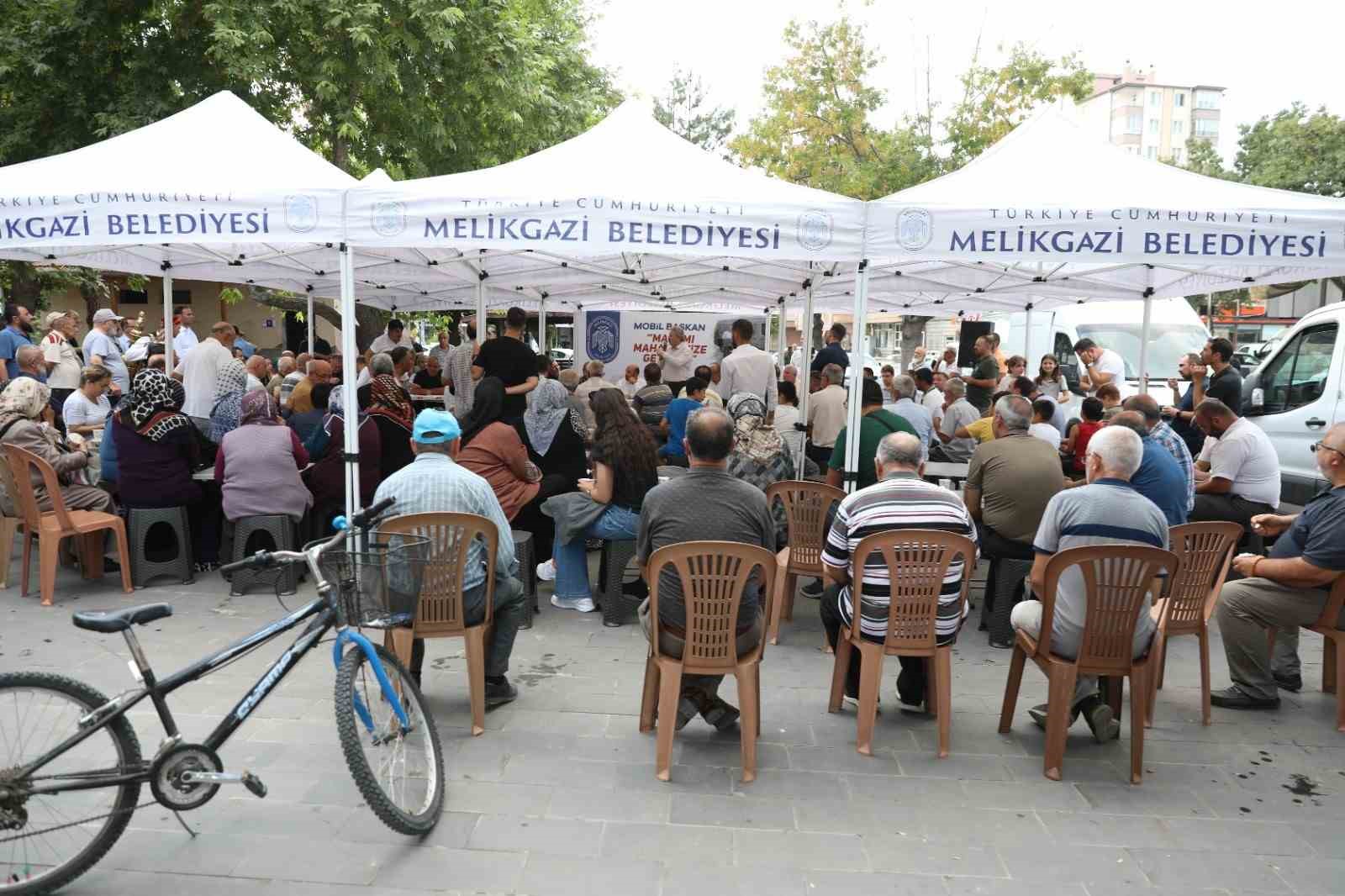 ’Mobil başkan’ Aydınlıkevler’e yeni proje müjdeleriyle gitti