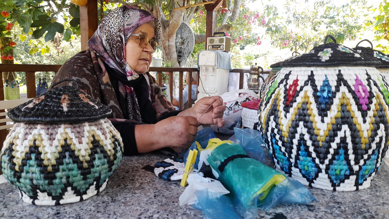 Atık poşetleri sepete dönüştürüyor