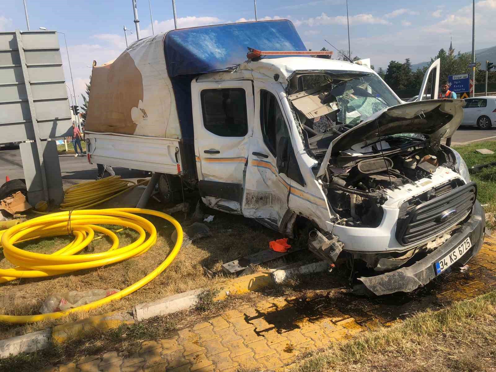 Konya’da kamyonetle tır çarpıştı: 2 yaralı