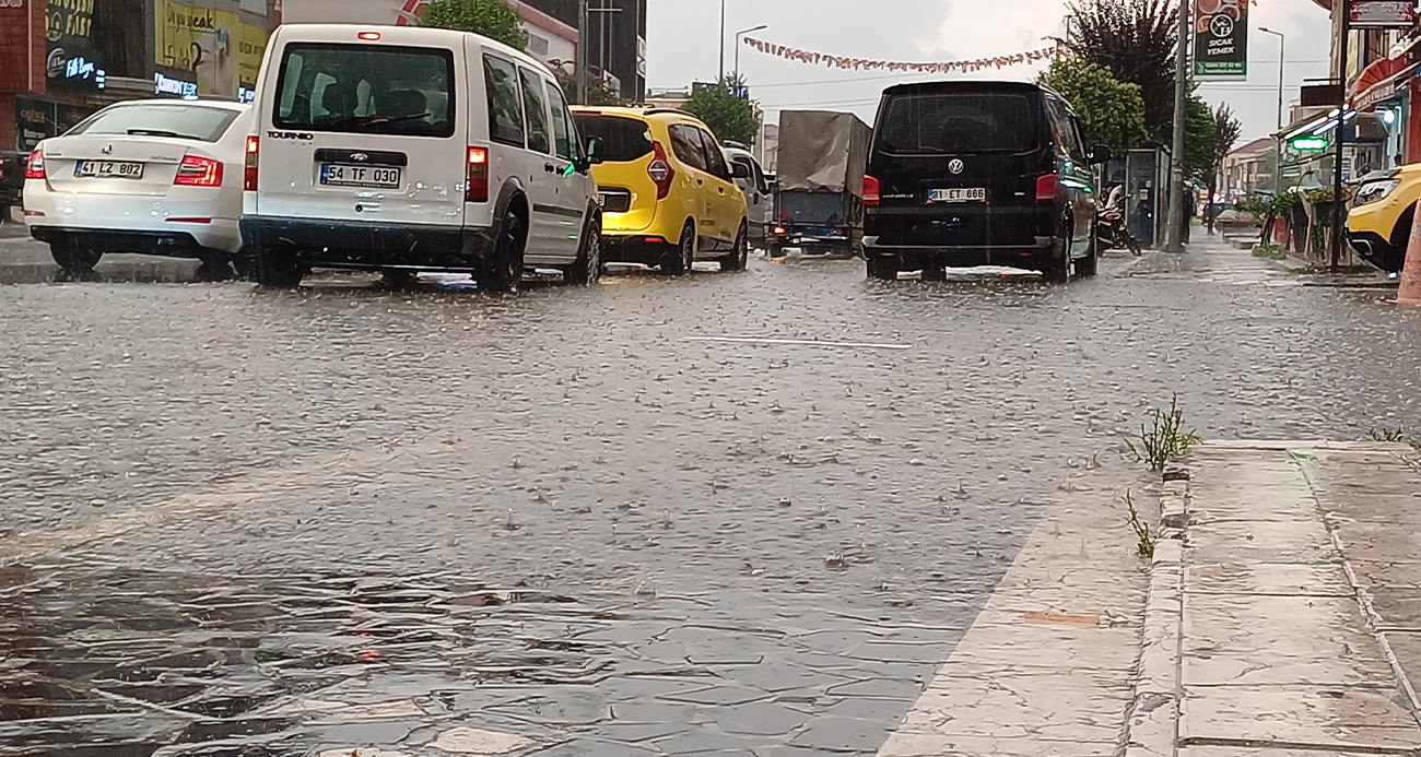 Düzce’de etkili olan sağanakta yollar göle döndü