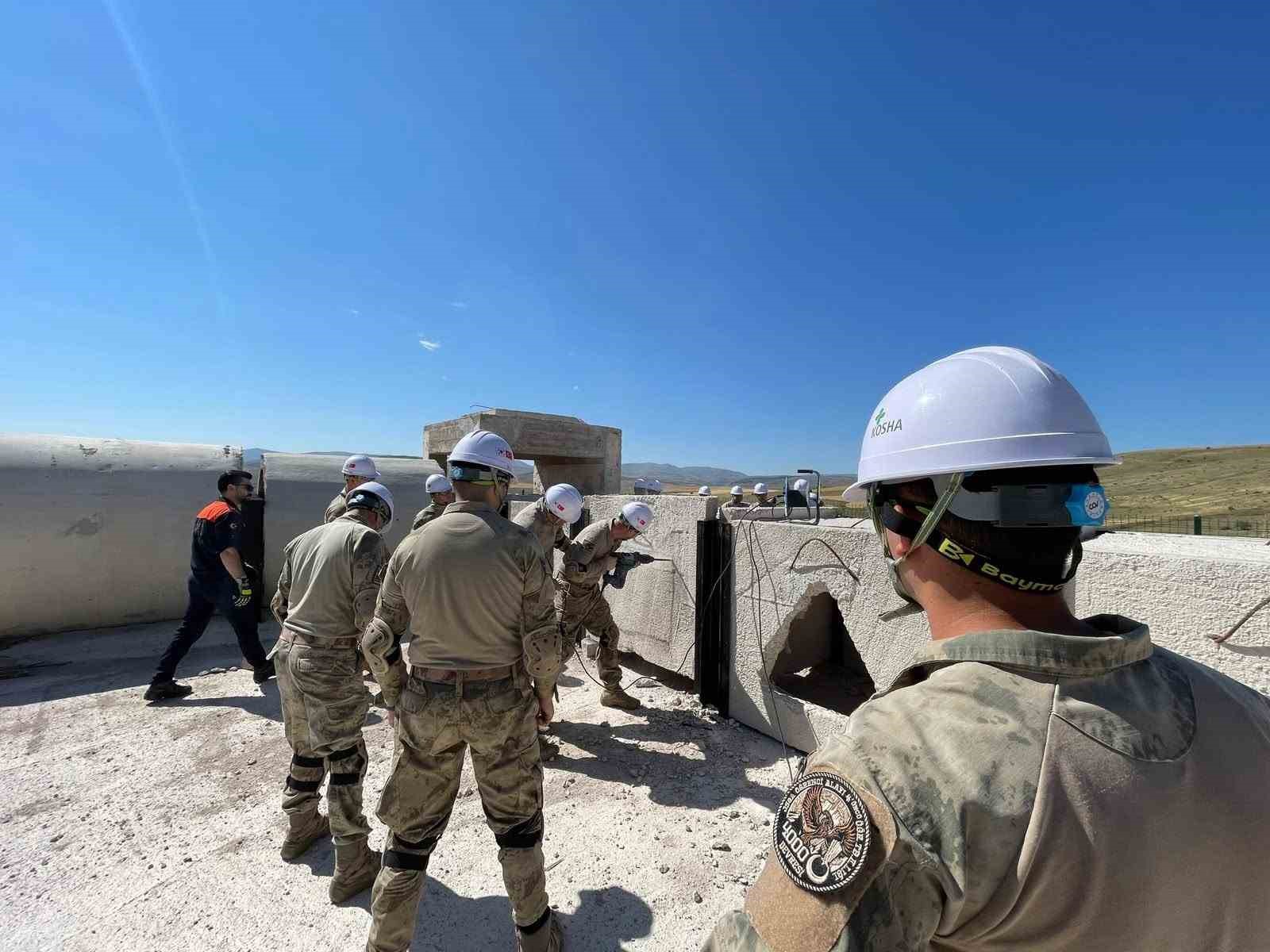 bayburt-ta-jandarma-personeline-enkazda-arama-kurtarma-egitimi