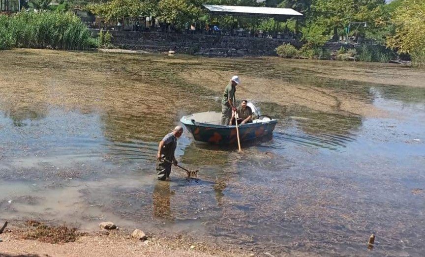 Gölbaşı’nda göl yüzeyinde temizlik yapıyor