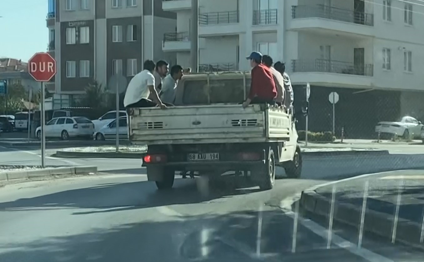 Kamyonet kasasında 6 kişinin tehlikeli yolculuğu kamerada