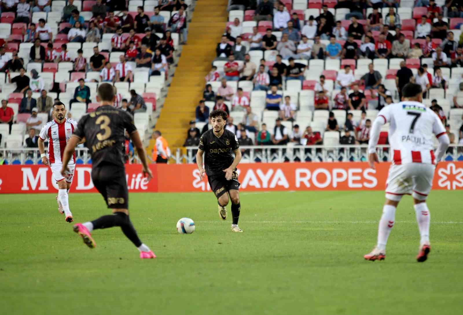 Trendyol Süper Lig: Sivasspor: 0 - Trabzonspor: 0 (İlk yarı)