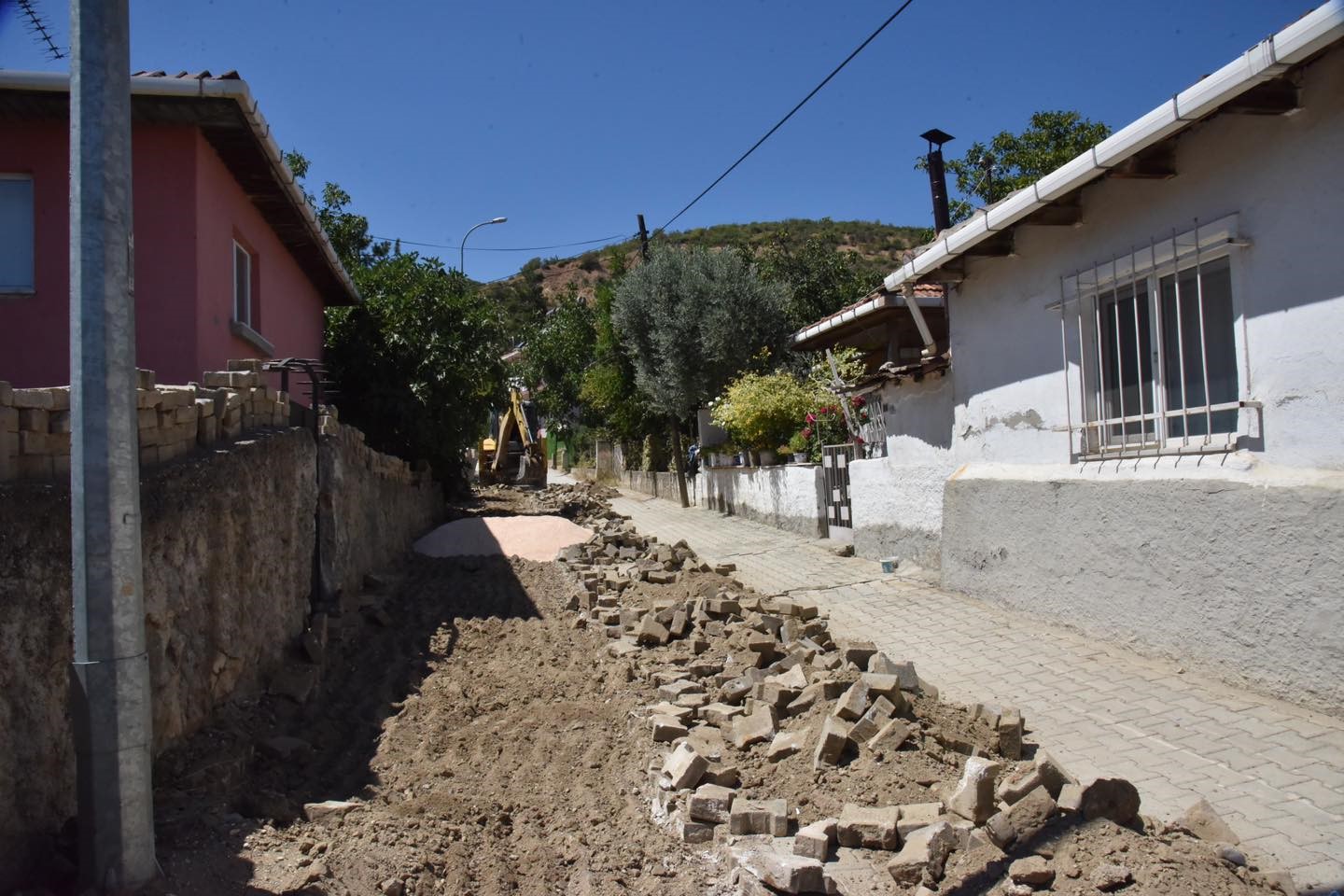 Osmangazi Mahallesinde bozuk yollar çözüme kavuştu