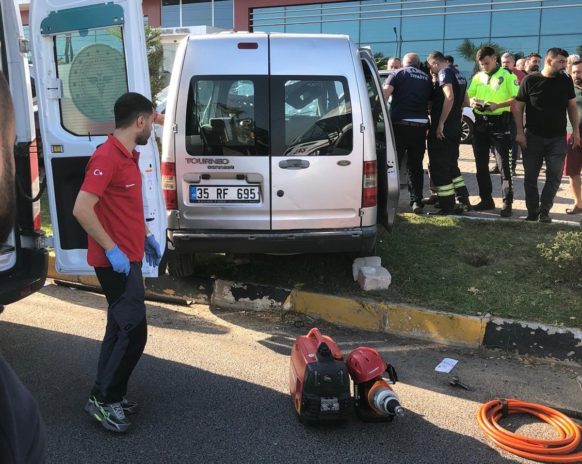 Turgutlu’da tırın çarptığı araçta bulunan baba kız yaralandı