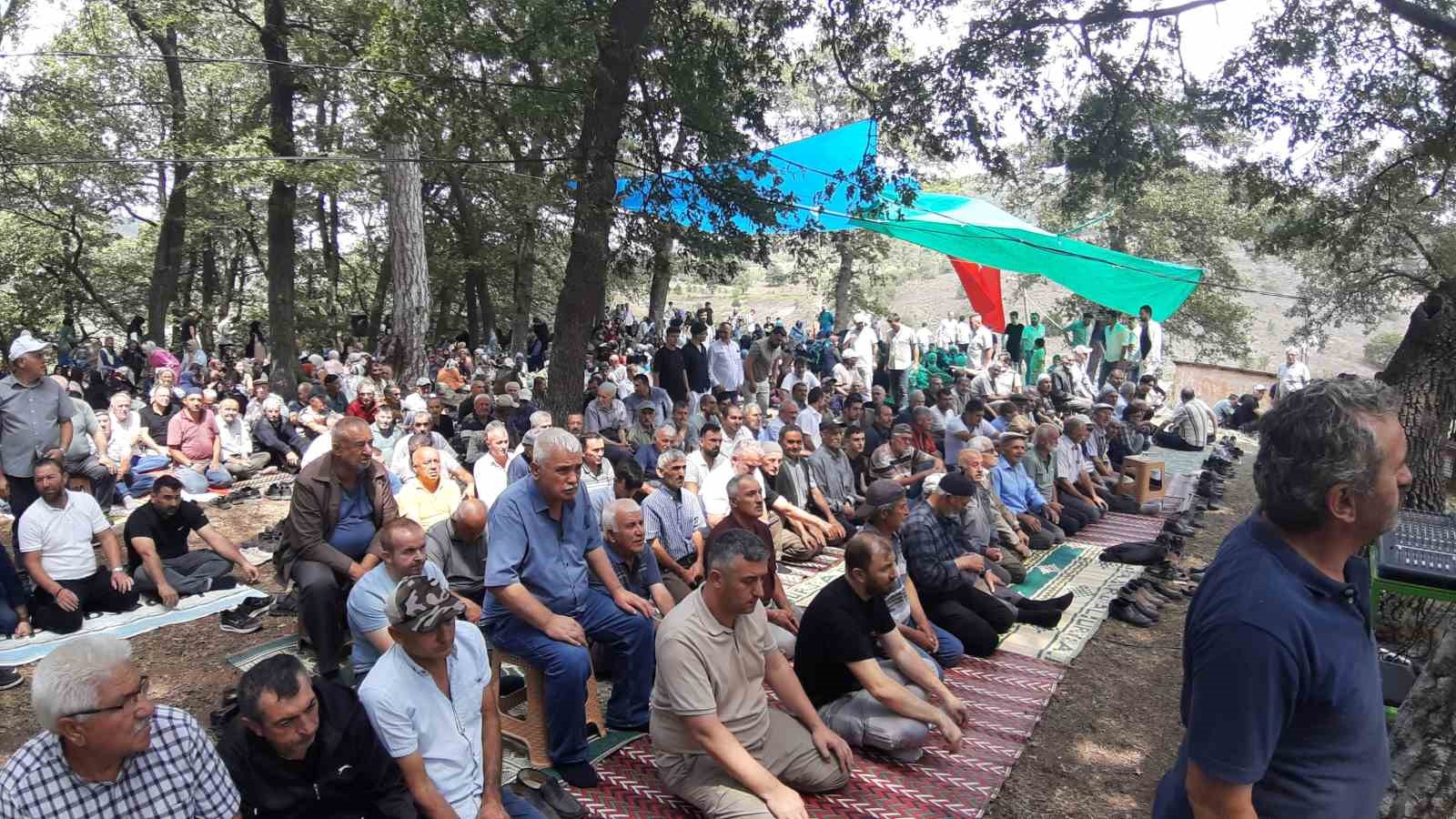 Hacet Bayramı’nda yüzlerce kişi yağmur duası yaptı