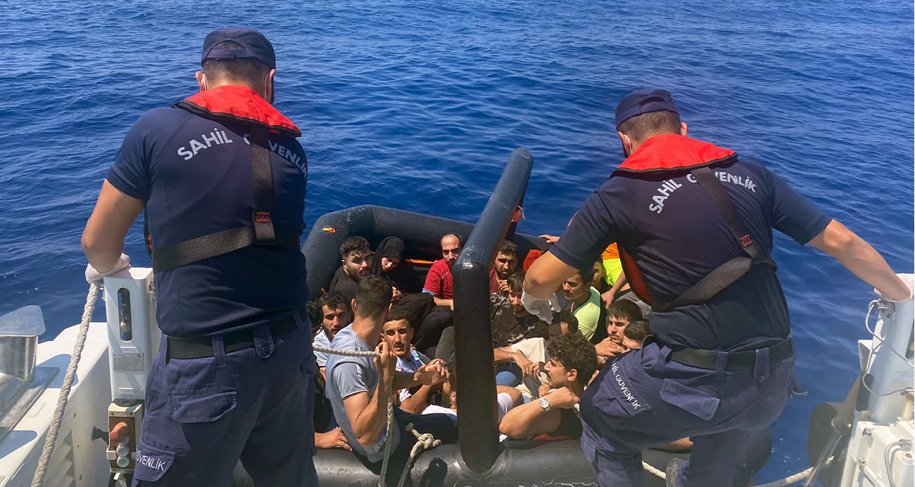 Yunanistan’ın geri ittiği 21 düzensiz göçmen kurtarıldı