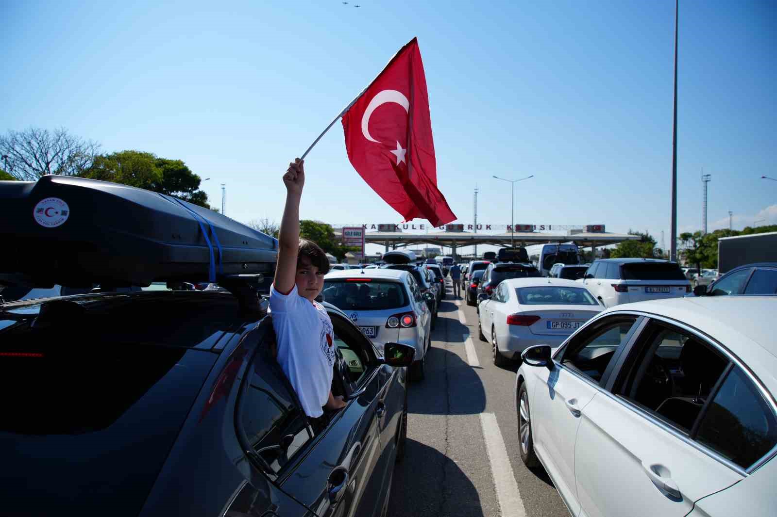 Ülkeden ayrılan gurbetçi gözyaşları döktü