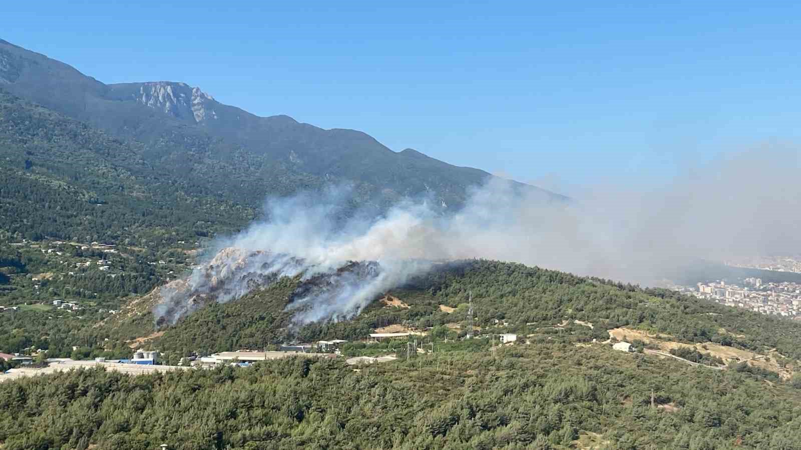 uludag-in-eteklerindeki-orman-yanginina-helikopterler-mudahaleye-basladi