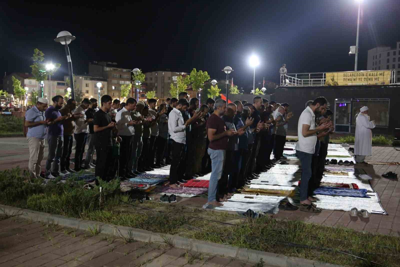 Muş’ta vatandaşlar Filistin için namaz kılıp dua etti