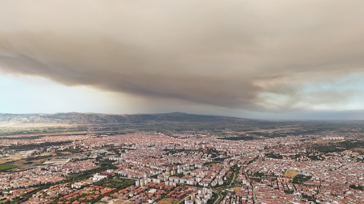 Bolu’daki orman yangınının dumanı Eskişehir semalarını kapladı, vatandaşlar panik yaşadı