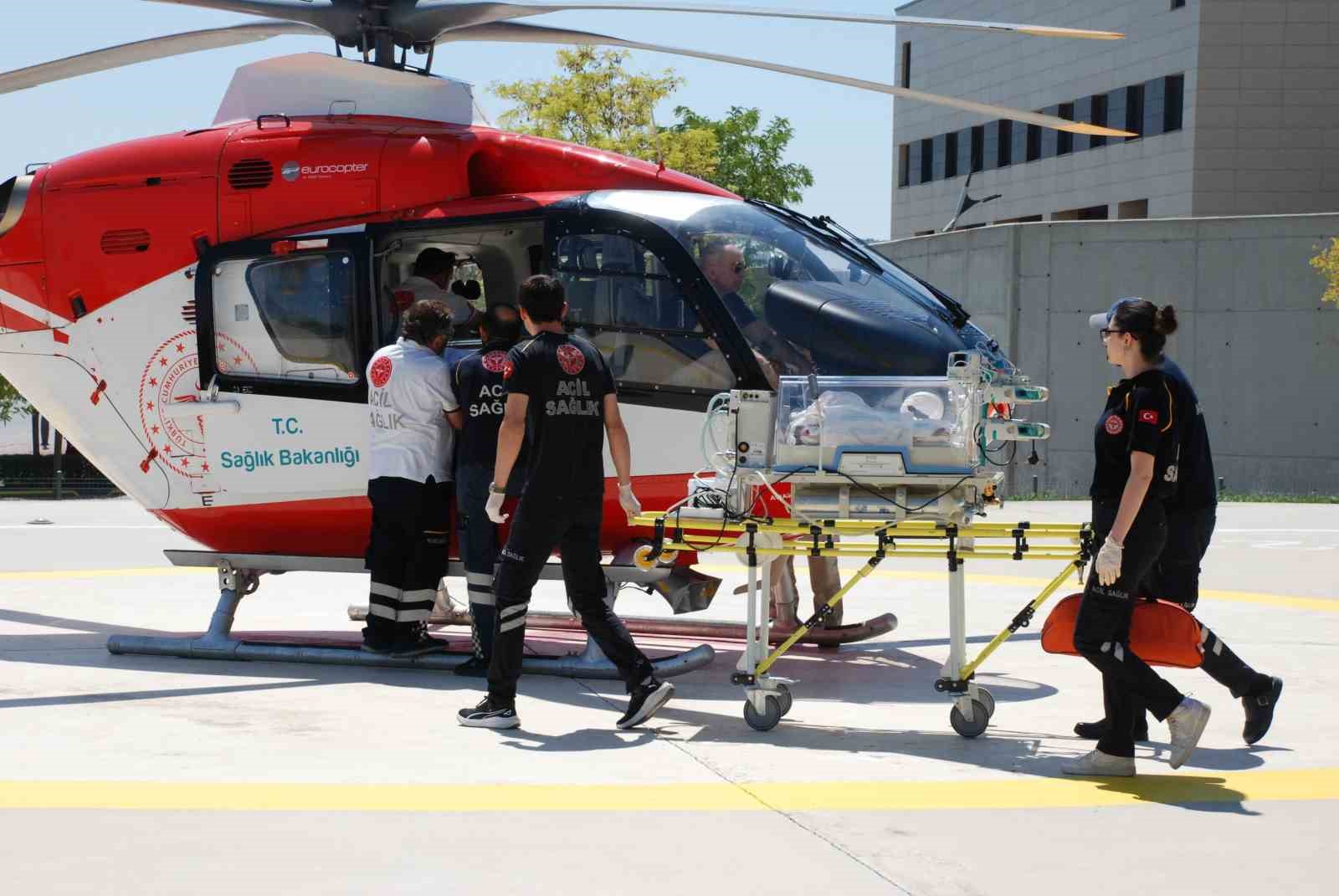 Solunum sıkıntısı çeken 4 buçuk aylık prematüre bebek helikopterle Eskişehir’e getirildi