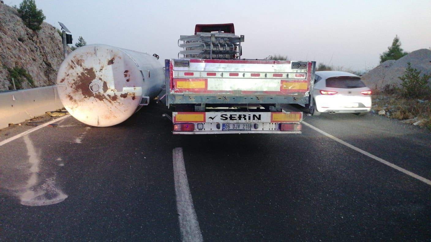 Tırın dorsesindeki tanker yola düştü, Muğla yolu trafiğe kapandı