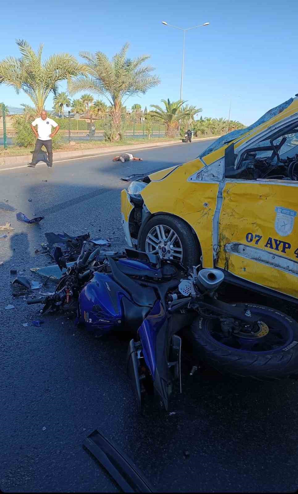 Antalya’da otomobille çarpışan motosikletin sürücüsü hayatını kaybetti