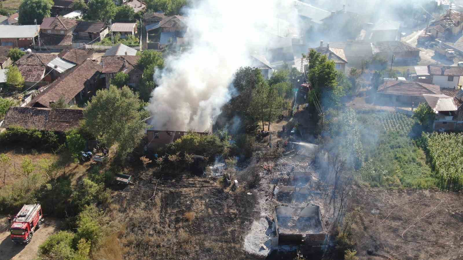 Kastamonu’da çıkan yangında iki ev küle döndü