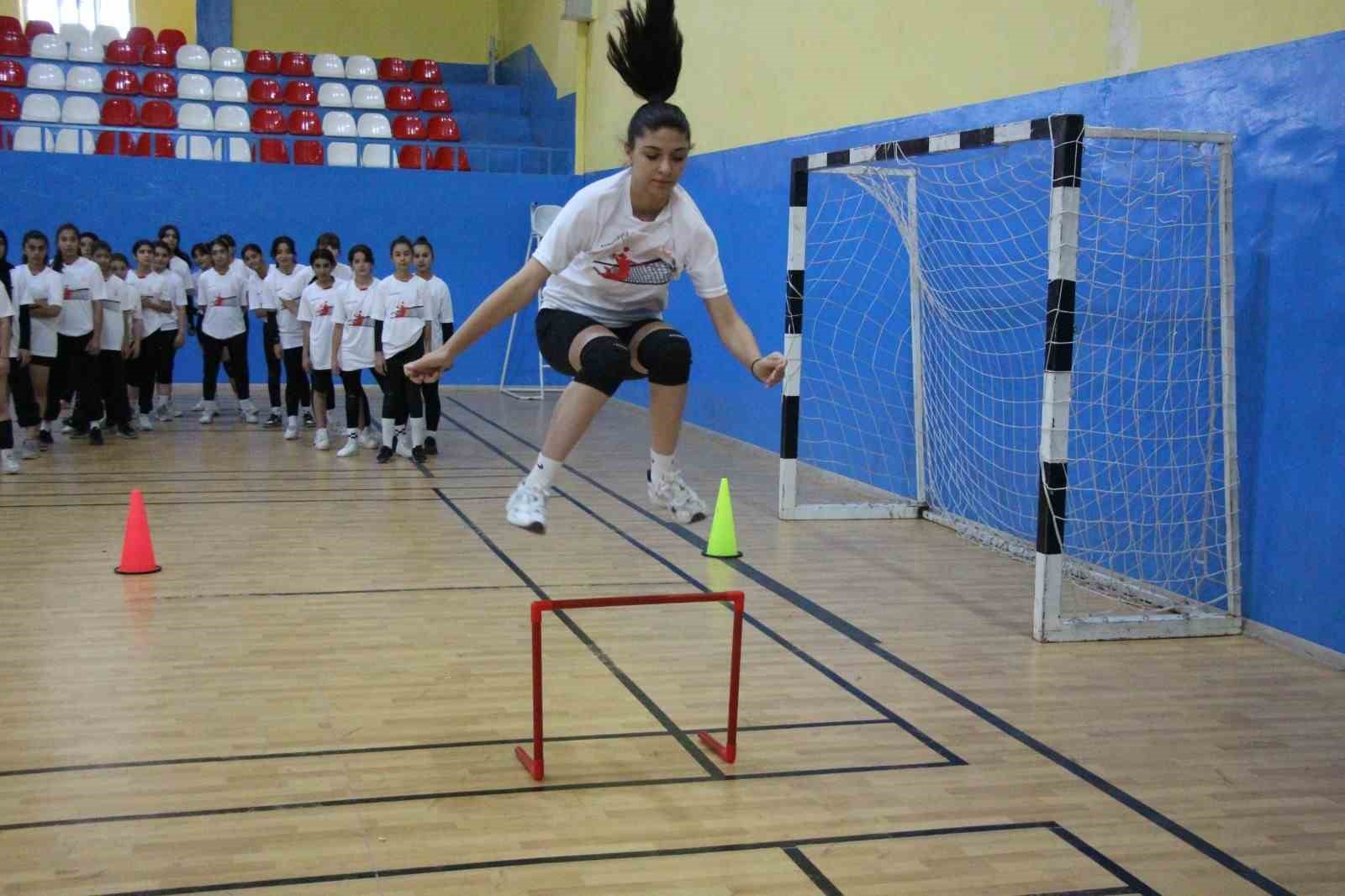 Ağrı’da Fabrika Voleybol Okulu açıldı