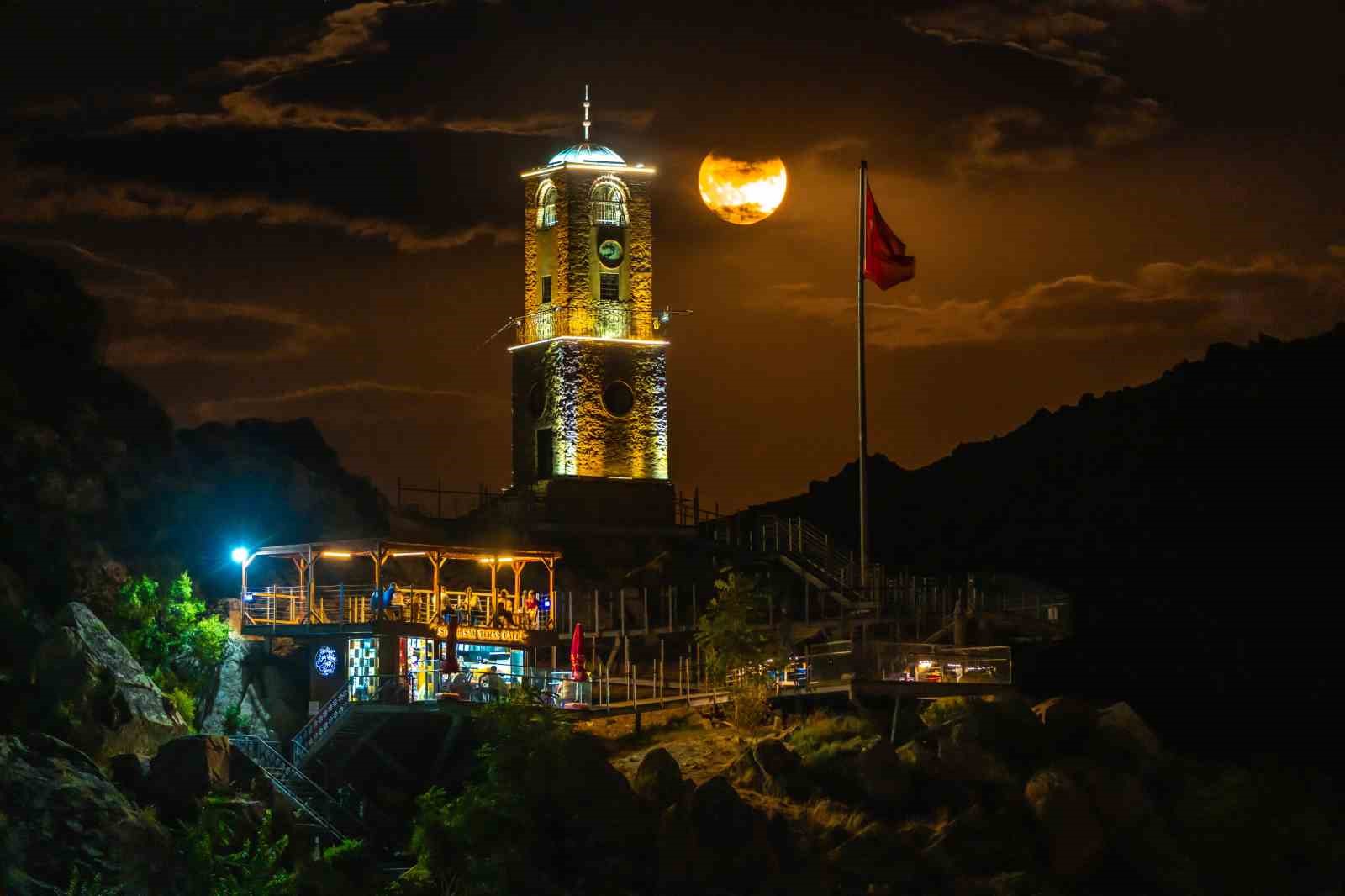 Eskişehir’de fotoğraflanan ’Süper Ay’ görsel şölen oluşturdu