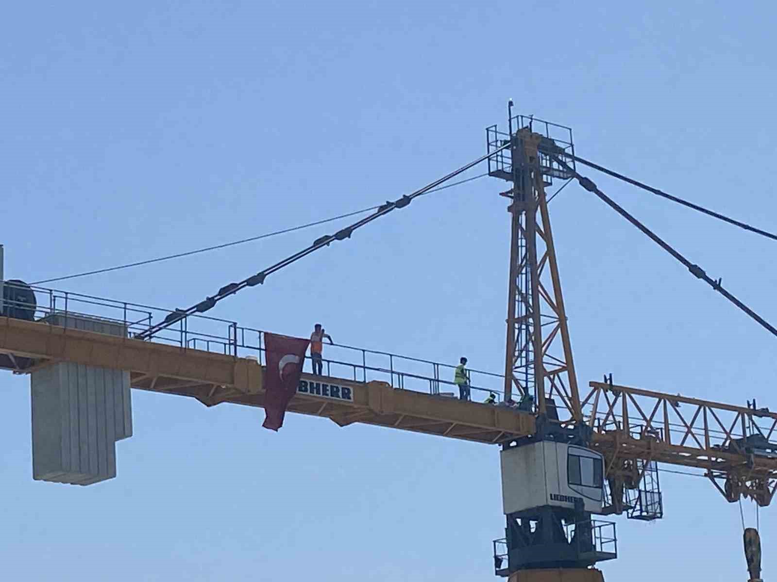 Bakırköy’de metro inşaatında paralarını alamayan işçiler kuleye çıkıp eylem yaptı