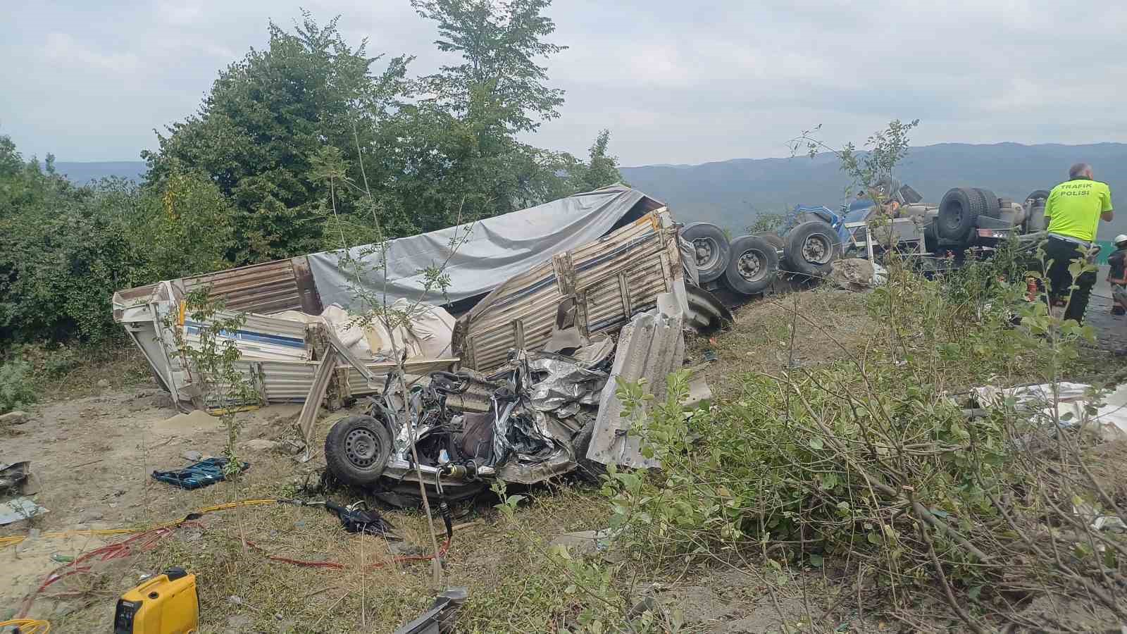 Bolu Dağı Geçişi’nde feci kaza: Tır otomobili sürükleyerek devrildi, 2’si ölü 2 yaralı