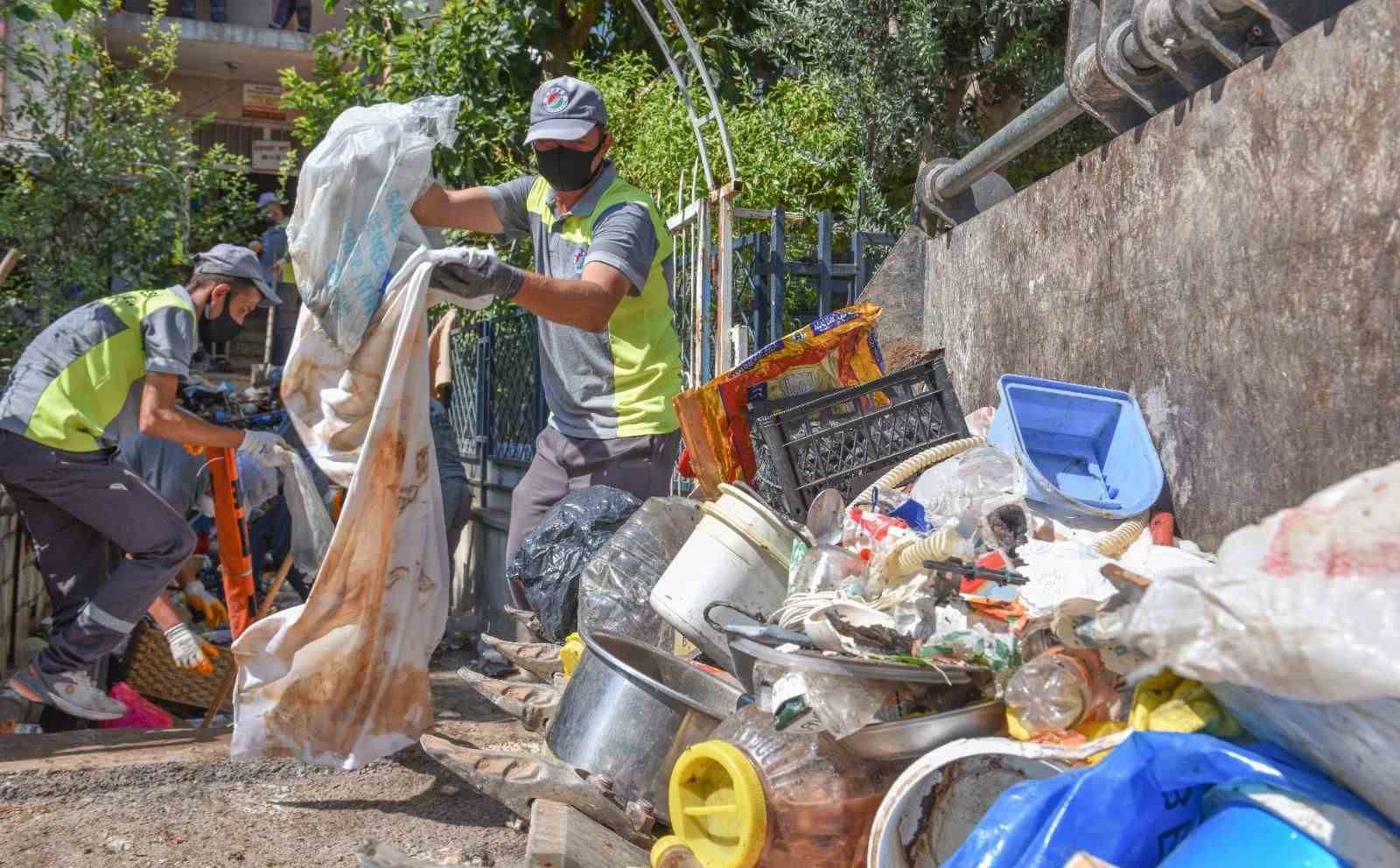 Antalya’da 4 katlı apartmandan 6 kamyon çöp çıktı