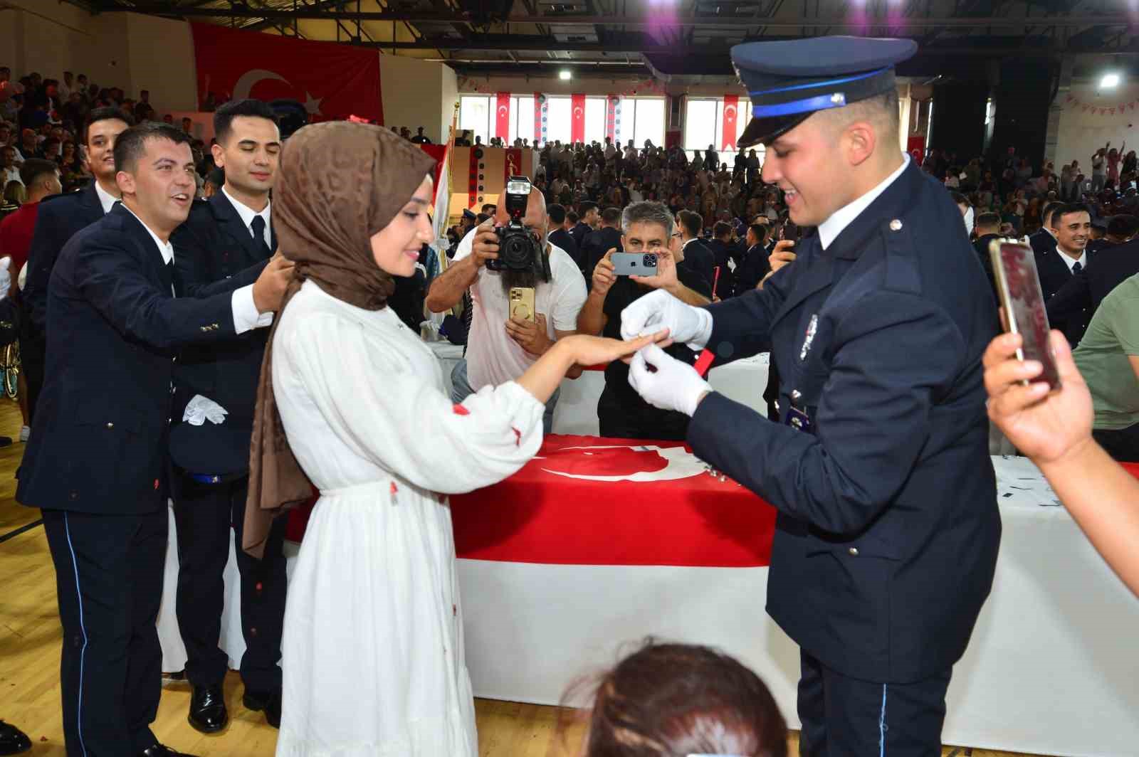 Mezun olan polis tören sonrası sevgilisine evlenme teklifi etti