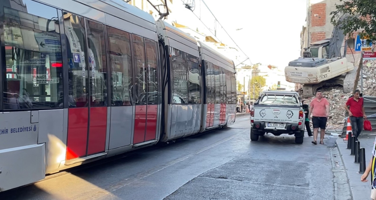 Tehlikeli bina yıkımına rağmen İBB’nin tramvay seferleri devam etti