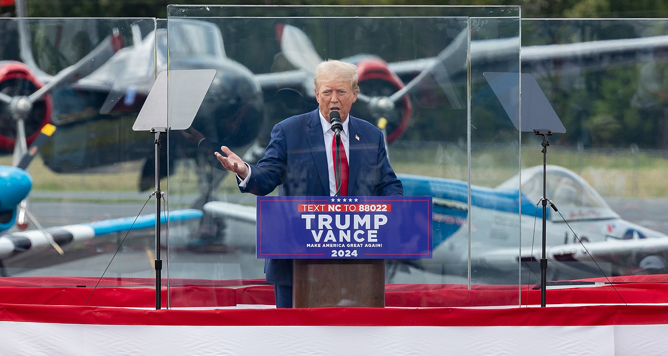 Trump, suikast girişiminin ardından ilk açık hava mitinginde kurşungeçirmez cam arkasında konuştu