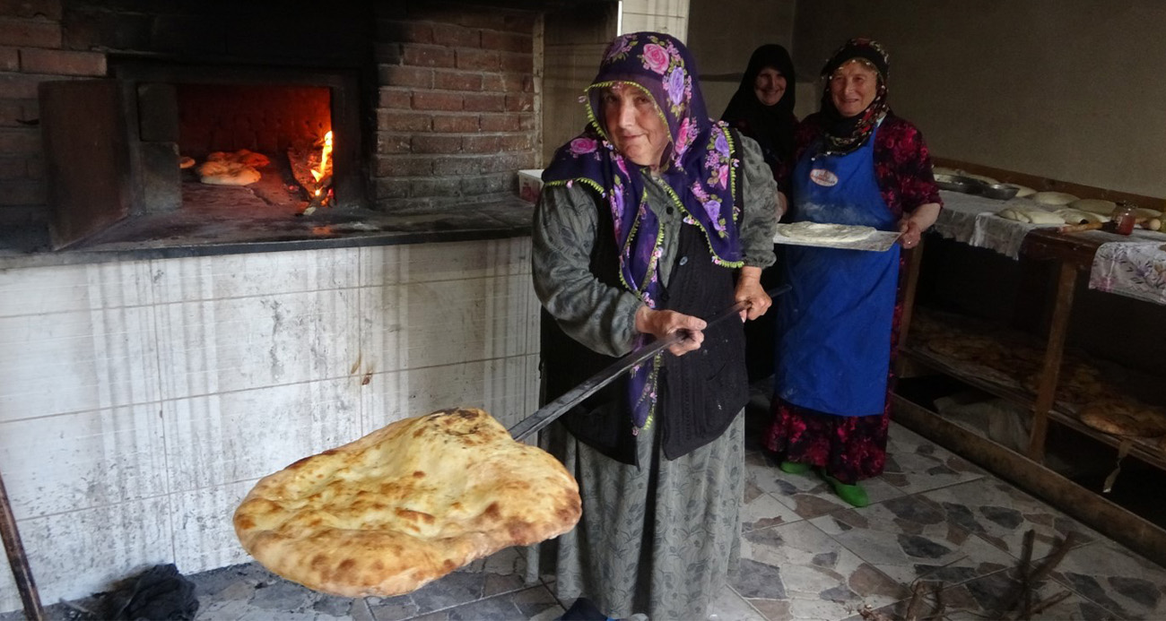 Bu köyde asırlardır köyün ekmek ihtiyacı, kadınlar tarafından imece usulü hazırlanıyor