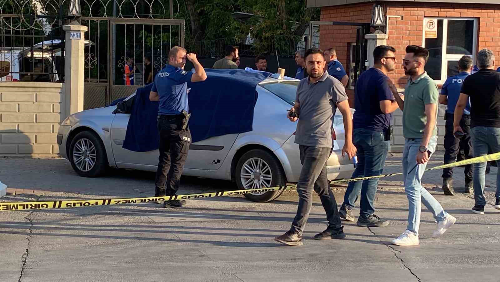 Karısını 30 bıçak darbesiyle öldürmesine oğlu şahit olmuş