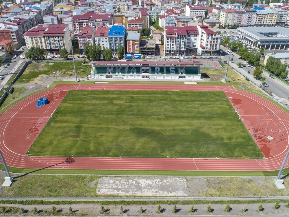 Karslı spor severler, stadyumun eksikliklerinin giderilmesini bekliyor