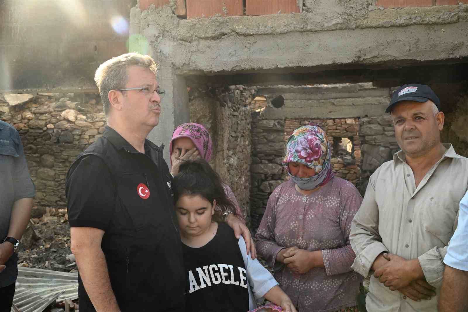 Vali Ünlü, yangından etkilenen mahallelerde incelemelerde bulundu