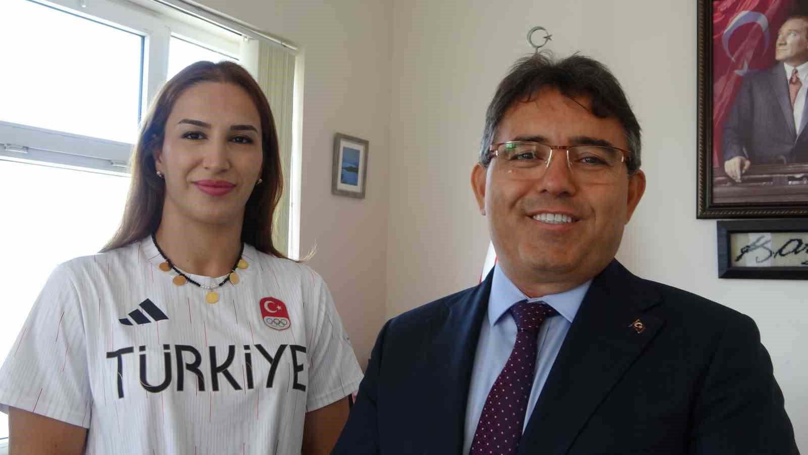 Milli güreşçi Buse Tosun Çavuşoğlu Marmaris Kaymakamını ziyaret etti