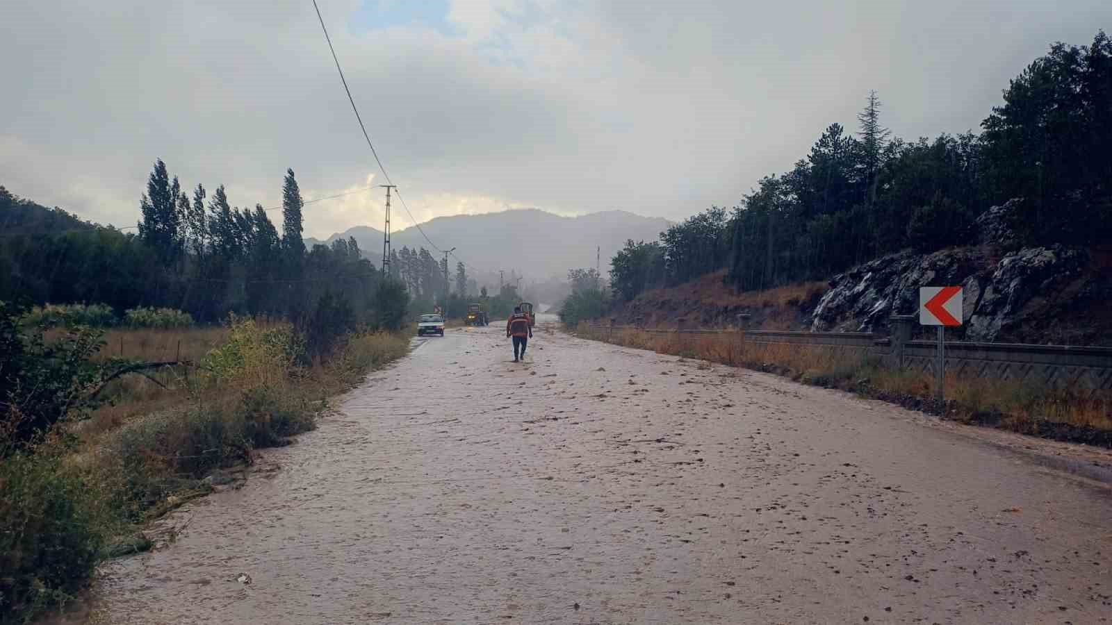 Beyşehir’de sağanak sele neden oldu, karayolu ulaşıma kapandı