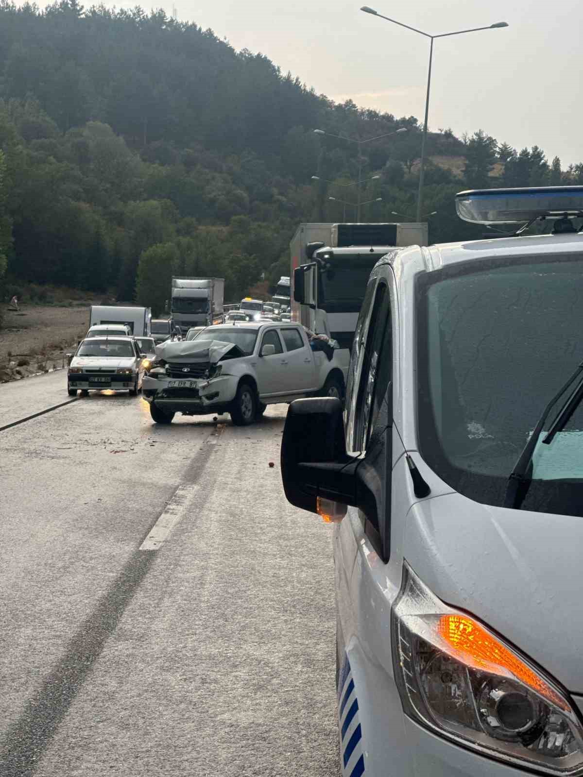 Burdur’da kamyonet önce önündeki tıra, ardından arkasından gelen kamyona çarptı: 4 yaralı