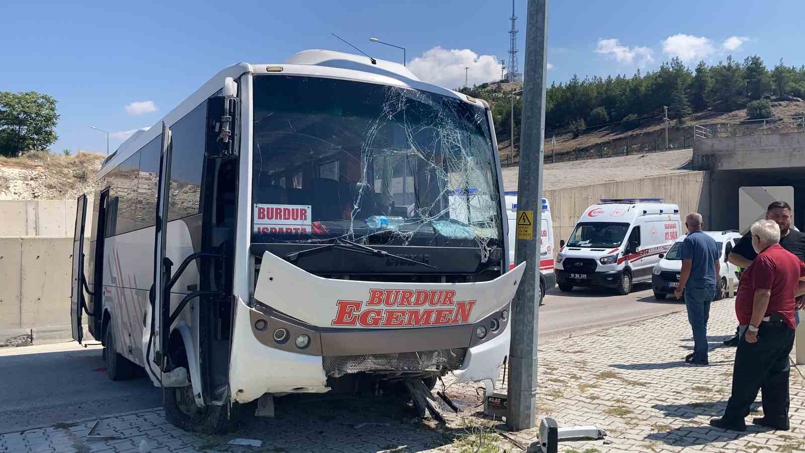 Burdur’da freni patlayan yolcu midibüsü üst yoldan otogar içine düştü:15 yaralı