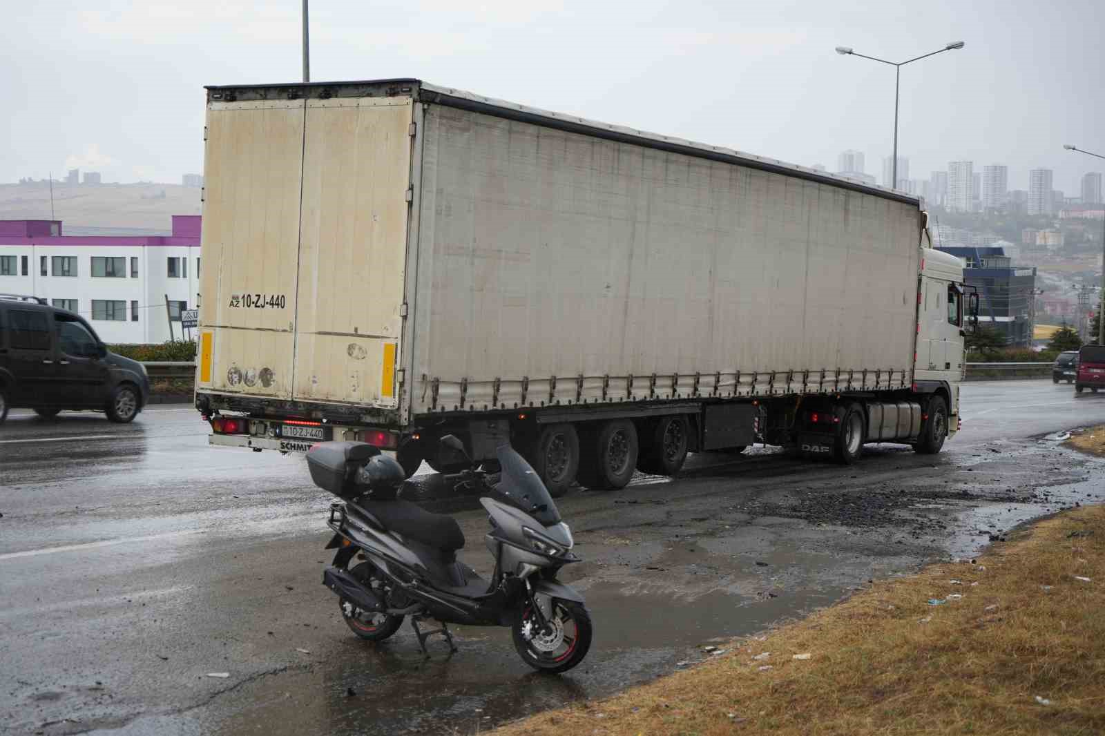 Geri geri giden tır, motosiklete çarptı: 1 yaralı