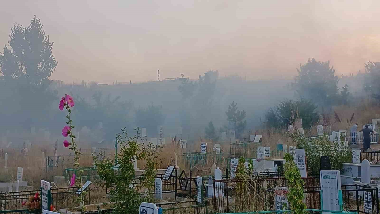 Yüksekova’da mezarlıkta çıkan yangın korkuttu