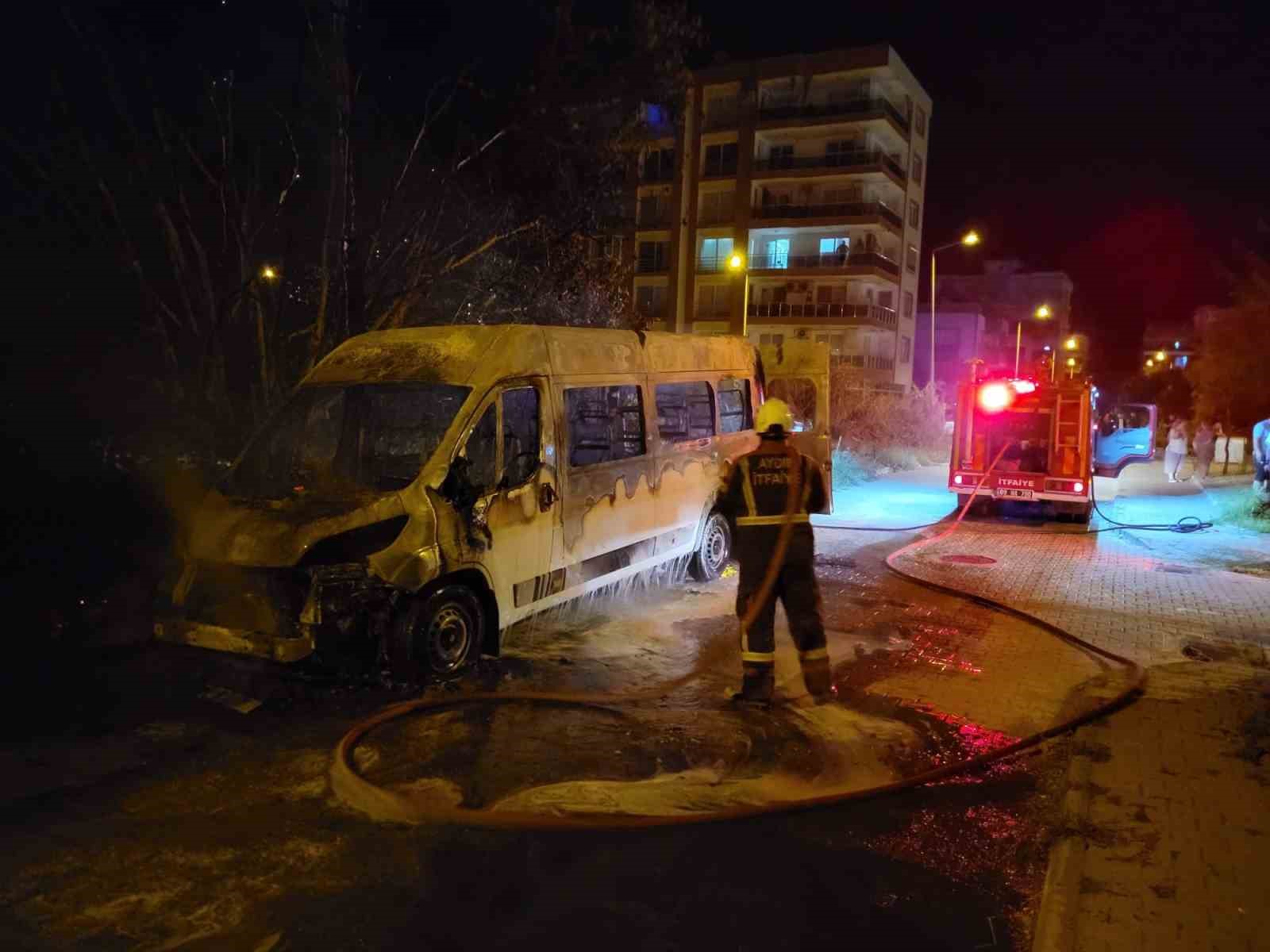 minibus-alevlere-teslim-oldu